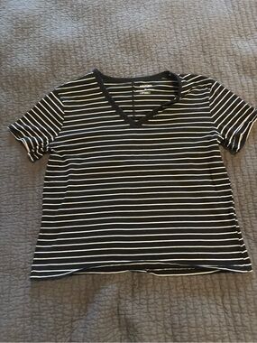 Arizona boyfriend v-neck tee medium